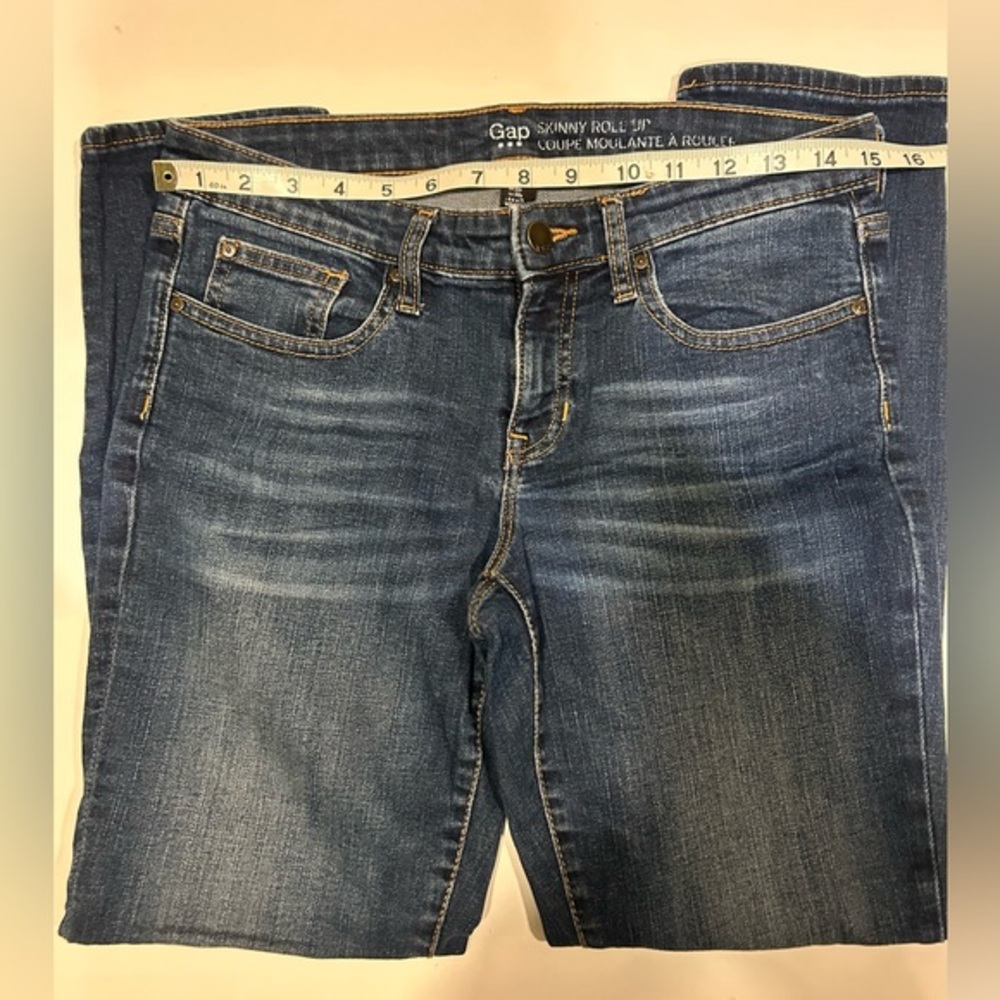 GAP SKINNY ROLL UP MEDIUM WASH SIZE 6/28 GOOD CONDITION ABOVE ANKLE LENGTH